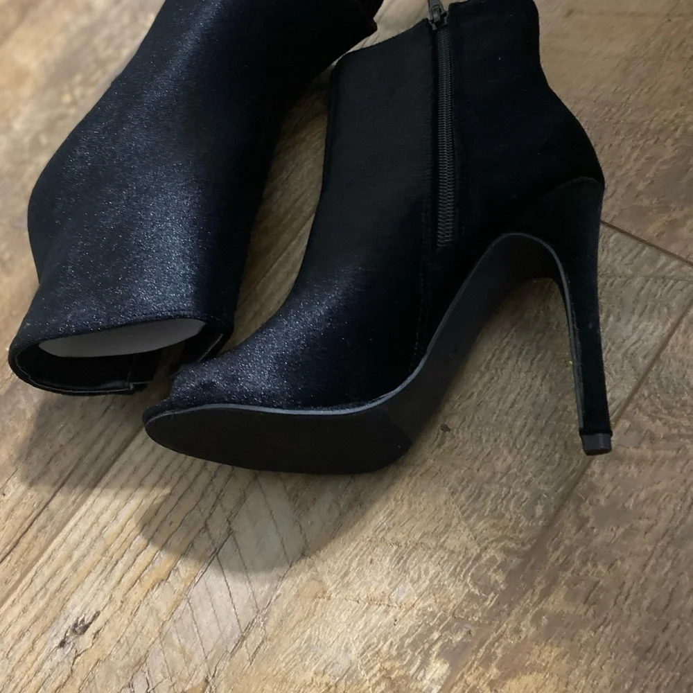 Just Fab Black Velvet Ankle Booties Women’s Size 6